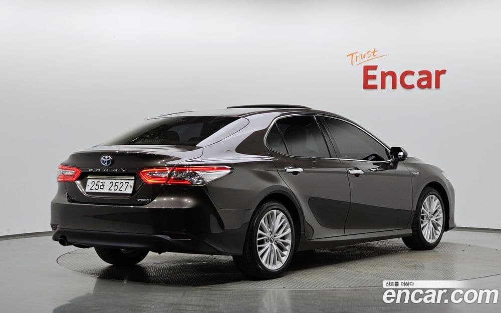 Toyota Camry 2.5 XLE Hybrid XV70 2018