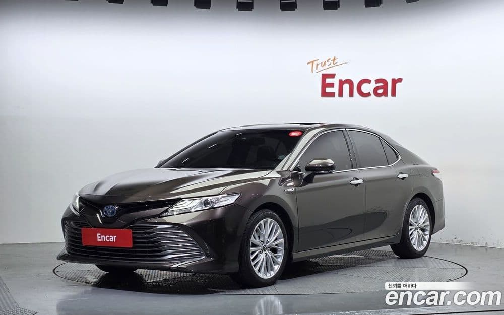 Toyota Camry 2.5 XLE Hybrid XV70 2019
